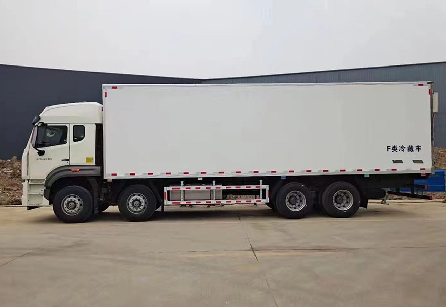 重汽豪瀚前四后八冷藏車(chē)