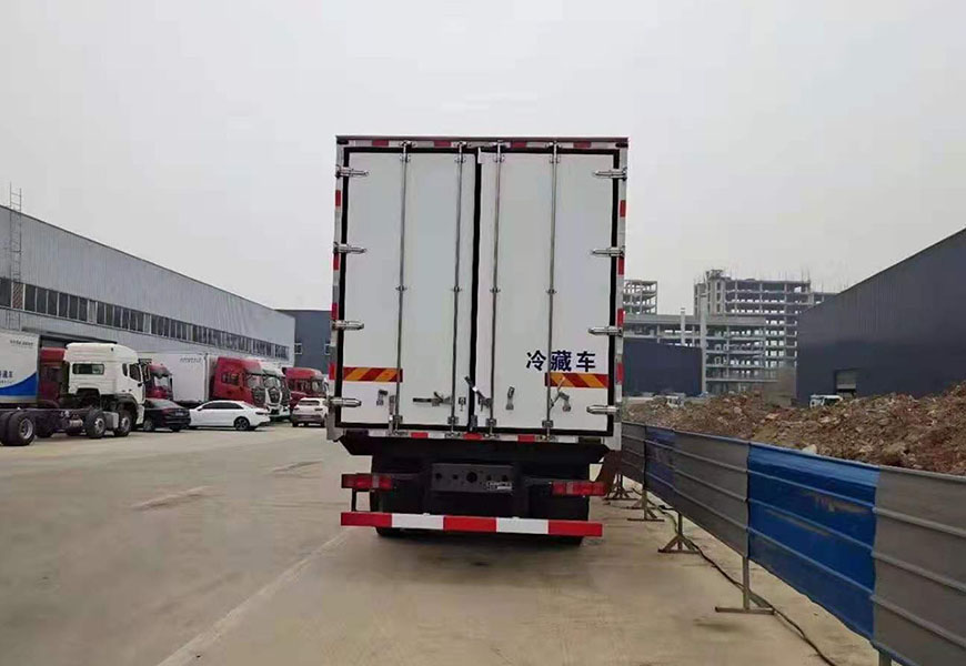 重汽豪瀚前四后八冷藏車(chē)