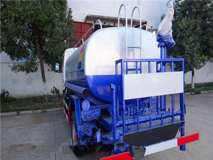 東風(fēng)多利卡5噸灑水車(chē)